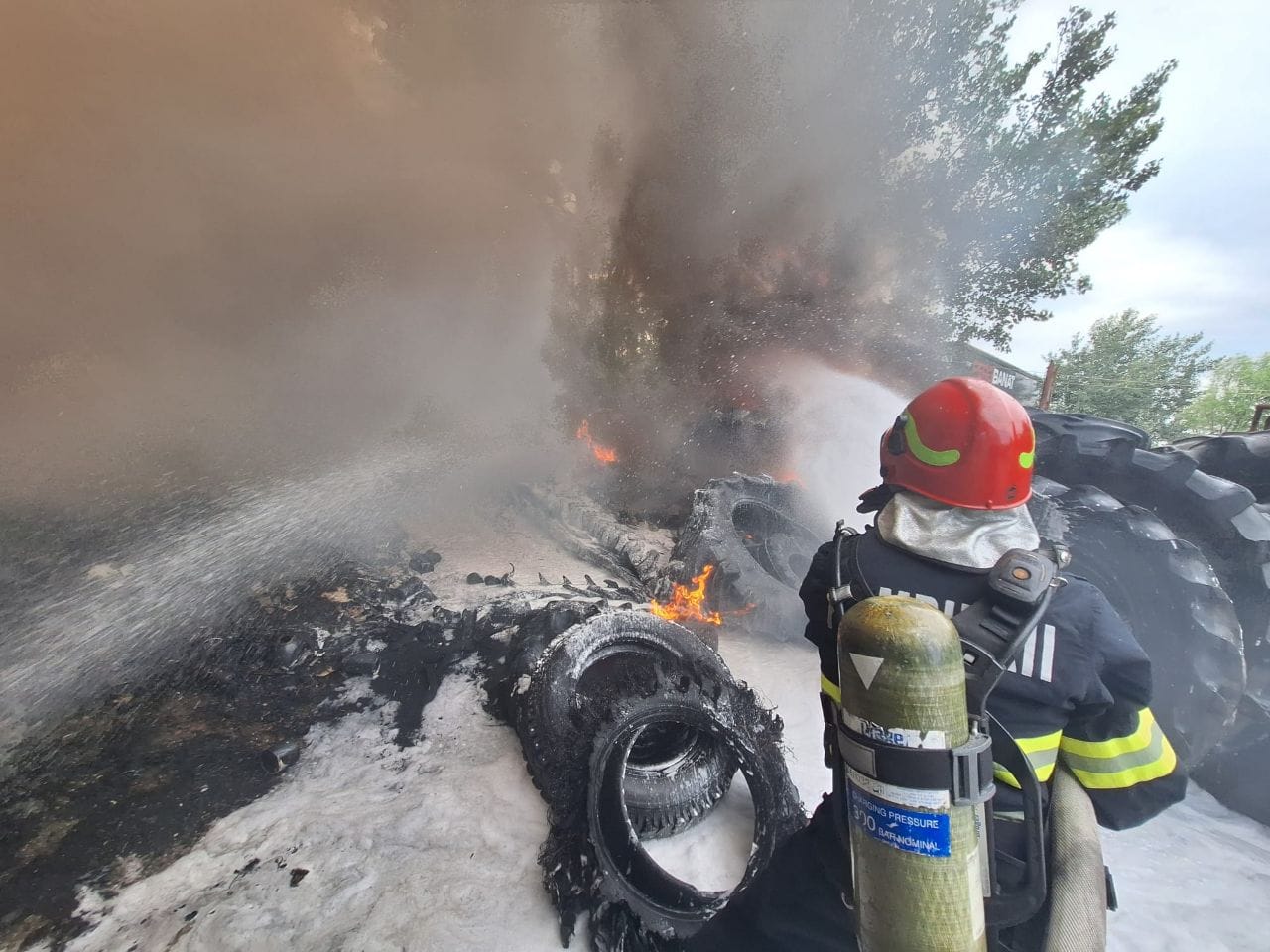 Incendiu uriaș într-o parcare de tiruri din Timișoara. Zeci de cauciucuri au luat foc