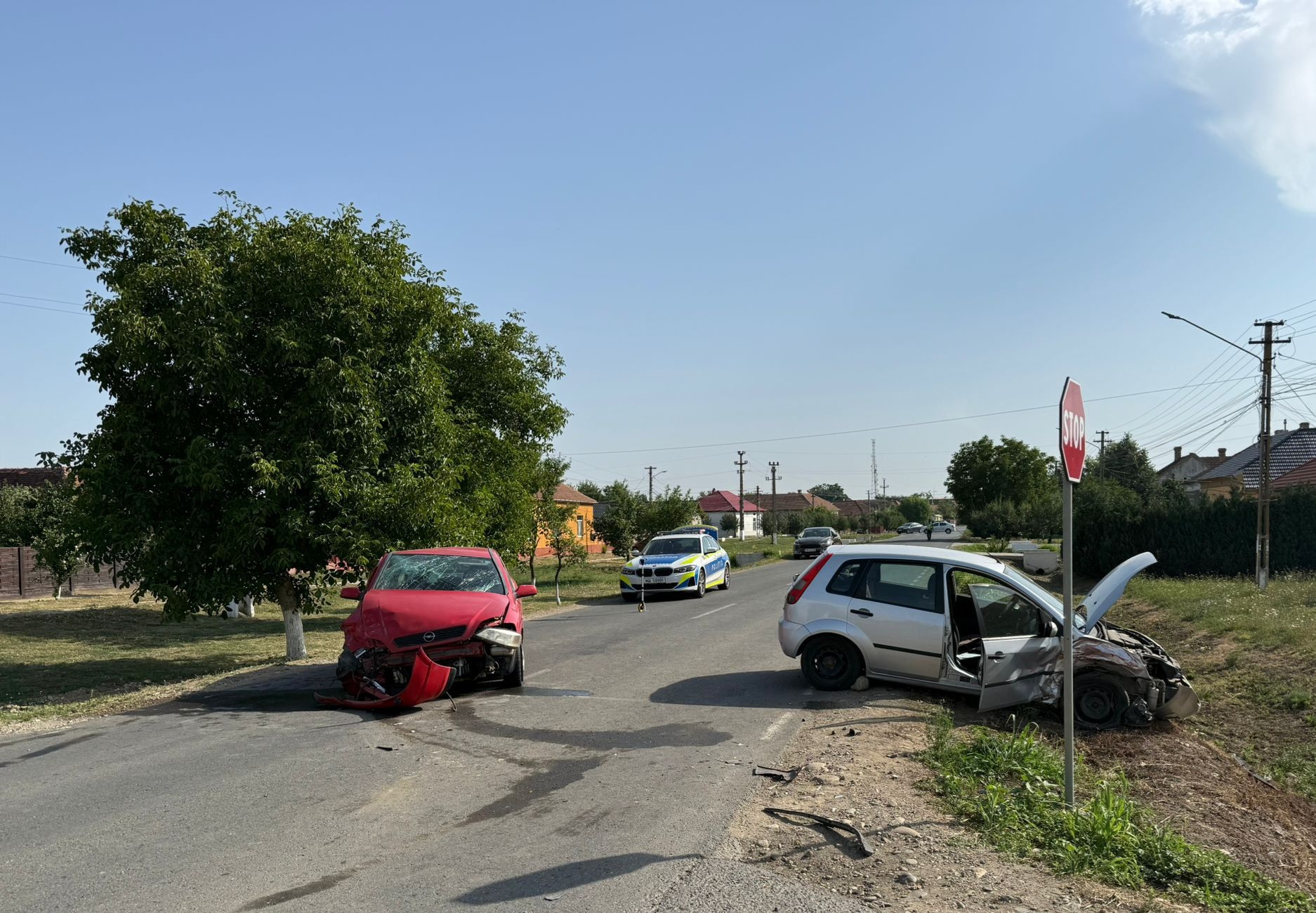 Trei răniți în urma unui accident între două mașini, în Timiș